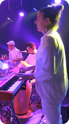 Barbara Ranara piano Salsa band boeken Tropicaliente voor uw bruiloft, bedrijfsfeest, Festival/ Caribische Band 